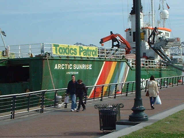 greenpeace boat.jpg (82522 bytes)